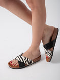 Load image into Gallery viewer, Criss-cross leopard prints - black
