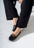 Load image into Gallery viewer, Metal Chain Flats -black
