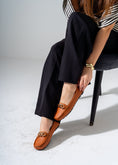 Load image into Gallery viewer, Metal Chain Flats -camel
