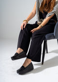 Load image into Gallery viewer, Chic Wedge Flats -black
