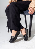 Load image into Gallery viewer, Bow Detail Flats -black
