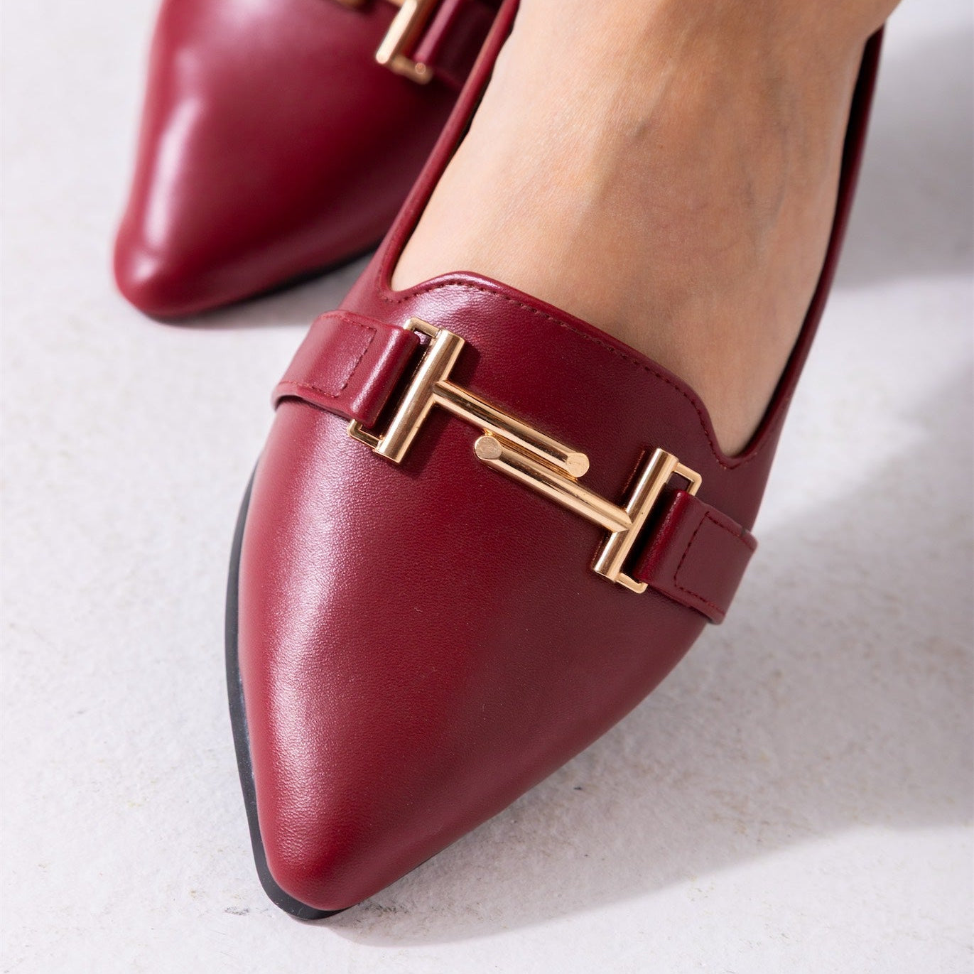 The Audrey Buckle Flat-marron