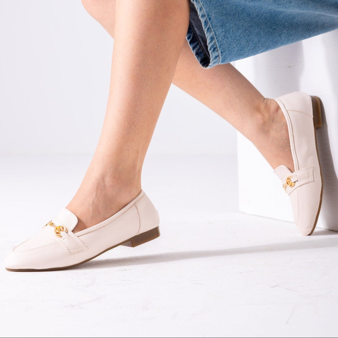 The Equestrian Flat-off white