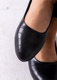 Load image into Gallery viewer, The Alligator Flat-black
