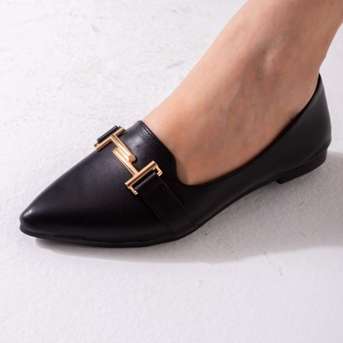 The Audrey Buckle Flat-black
