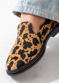 Load image into Gallery viewer, Animal Print Slip-On Flat-beige & black

