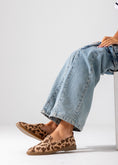 Load image into Gallery viewer, Animal Print Slip-On Flat-cafe
