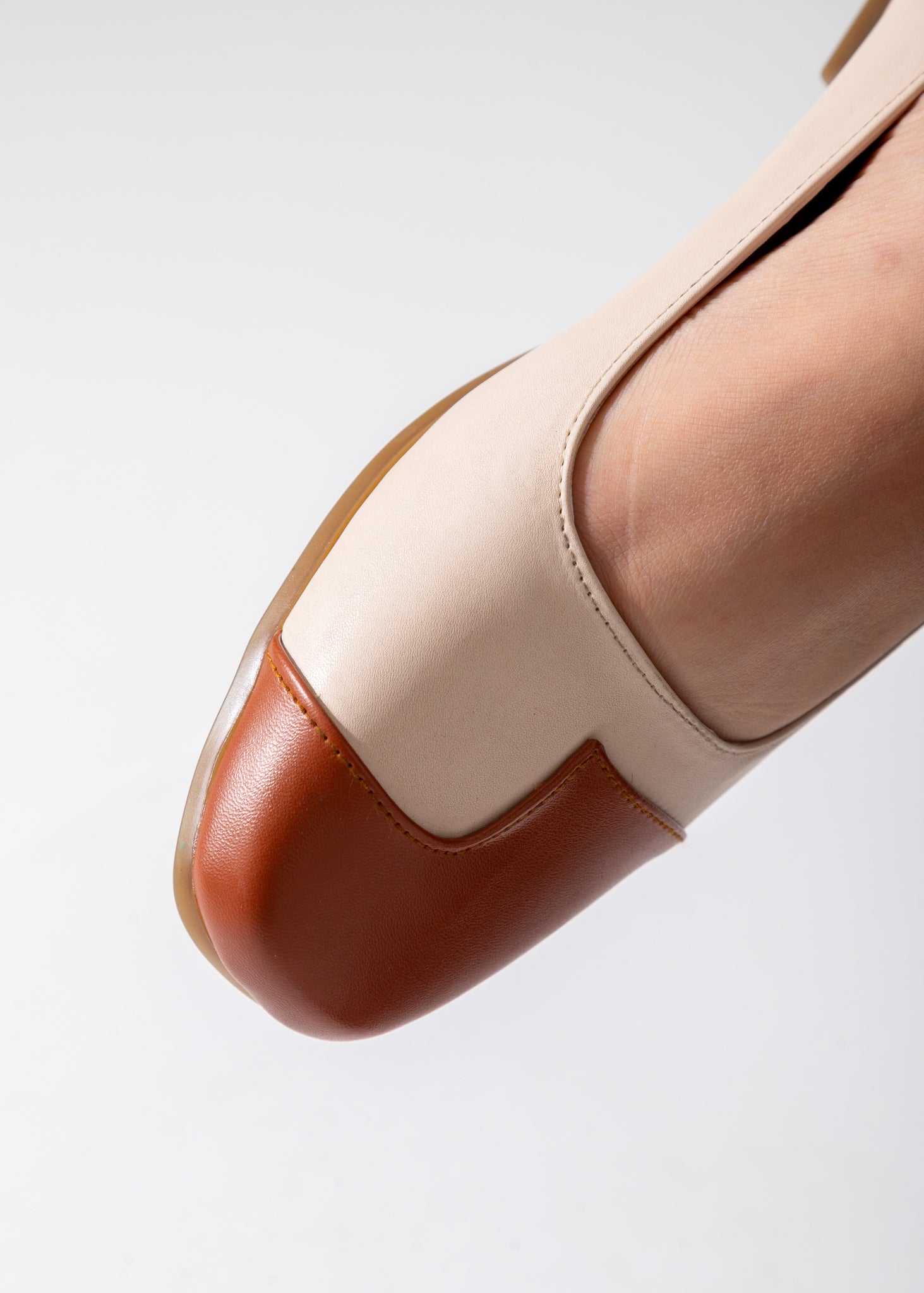 The Contrast Toe Flat-beige
