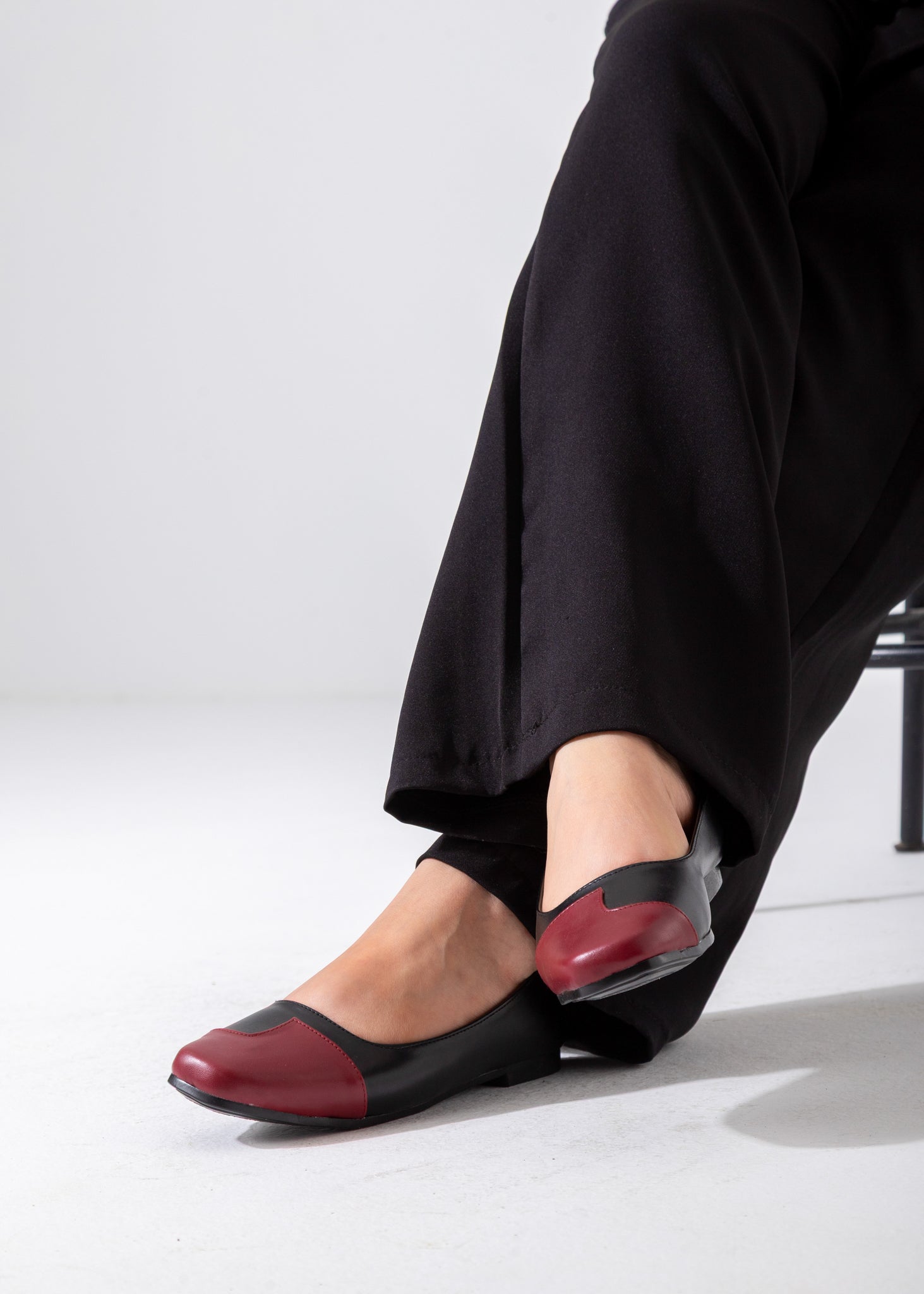 The Contrast Toe Flat-black