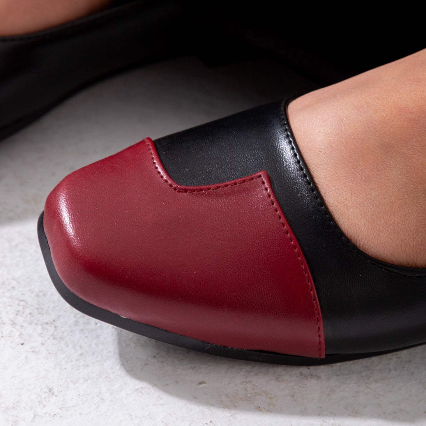 The Contrast Toe Flat-black