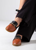 Load image into Gallery viewer, Two-Tone Horsebit Flat-camel
