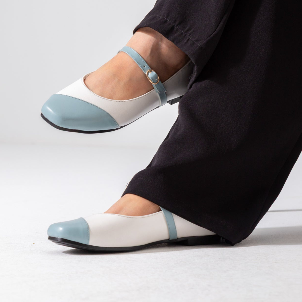 Two-Tone Strappy Flat-blue