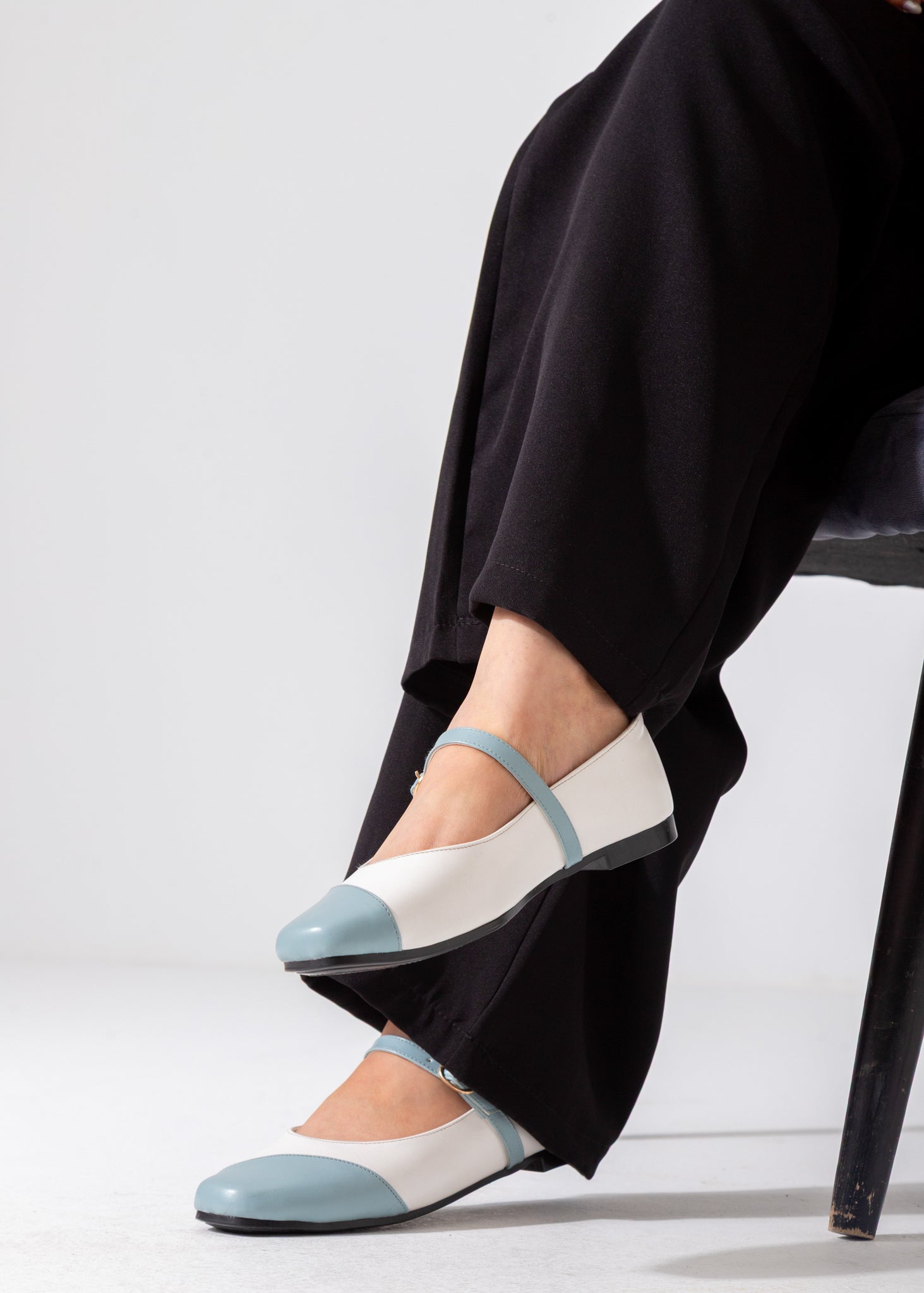 Two-Tone Strappy Flat-blue