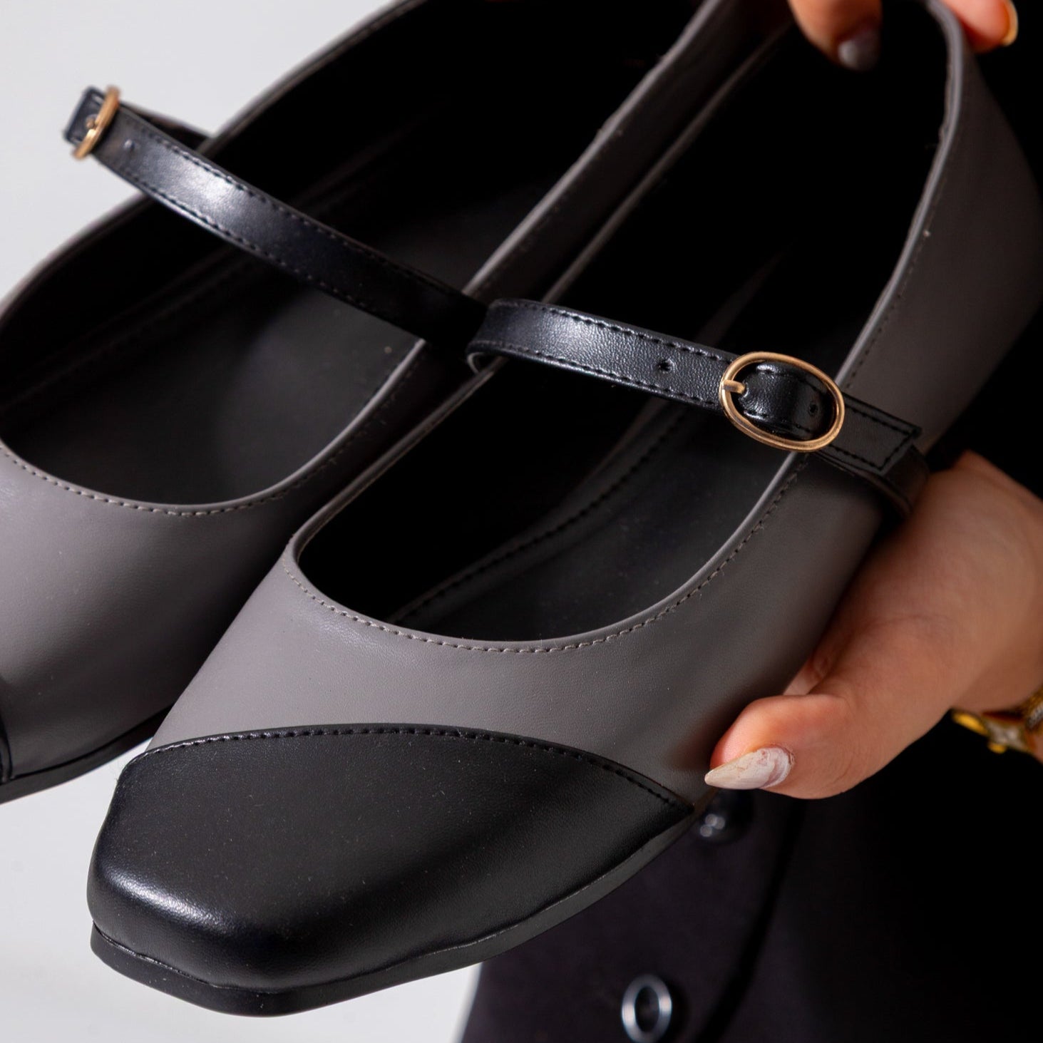 Two-Tone Strappy Flat-gray