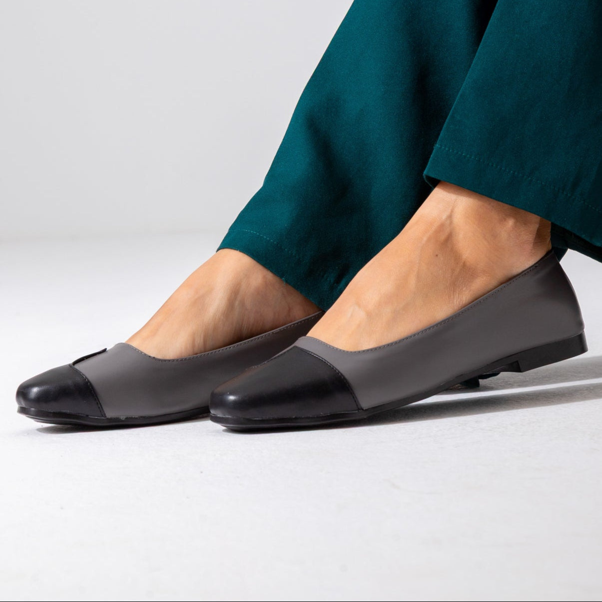 The Contrast Toe Flat-gary