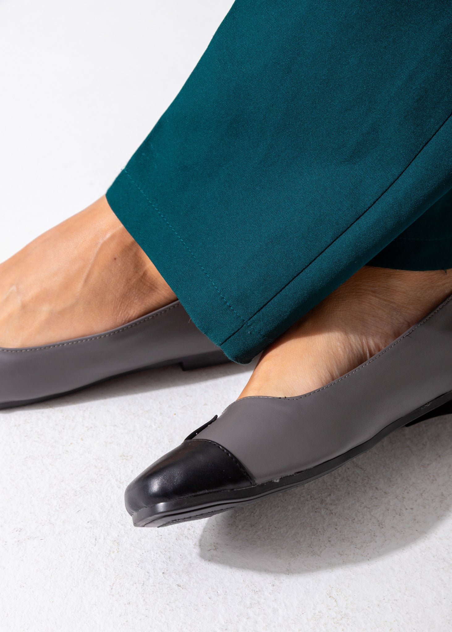 The Contrast Toe Flat-gary