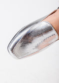 Load image into Gallery viewer, Metallic Snake-Embossed Mule-silver
