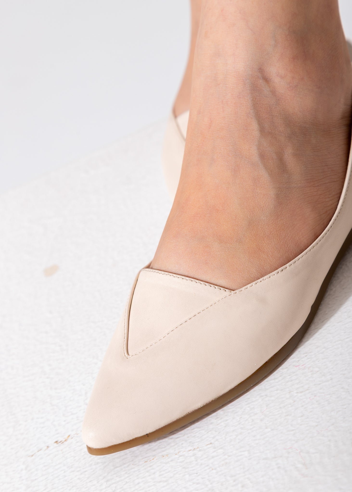V-Cut Pointed Flat-beige