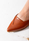 Load image into Gallery viewer, V-Cut Pointed Flat-camel
