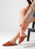 Load image into Gallery viewer, Croc-Embossed Pointed Mule-camel
