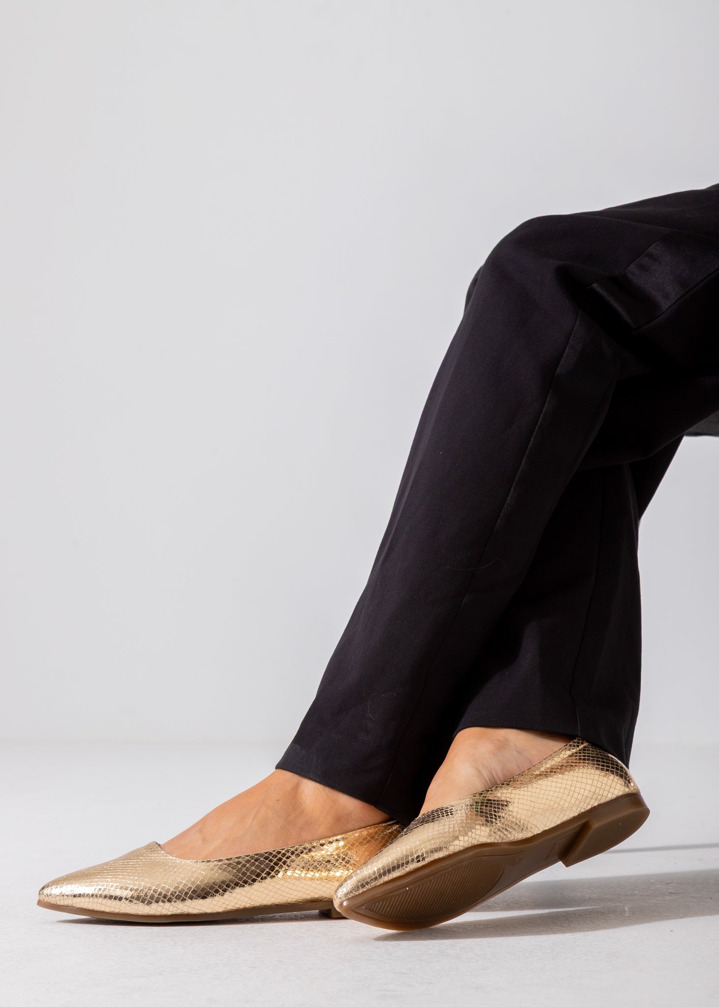 The Cobra Sling Flat-gold