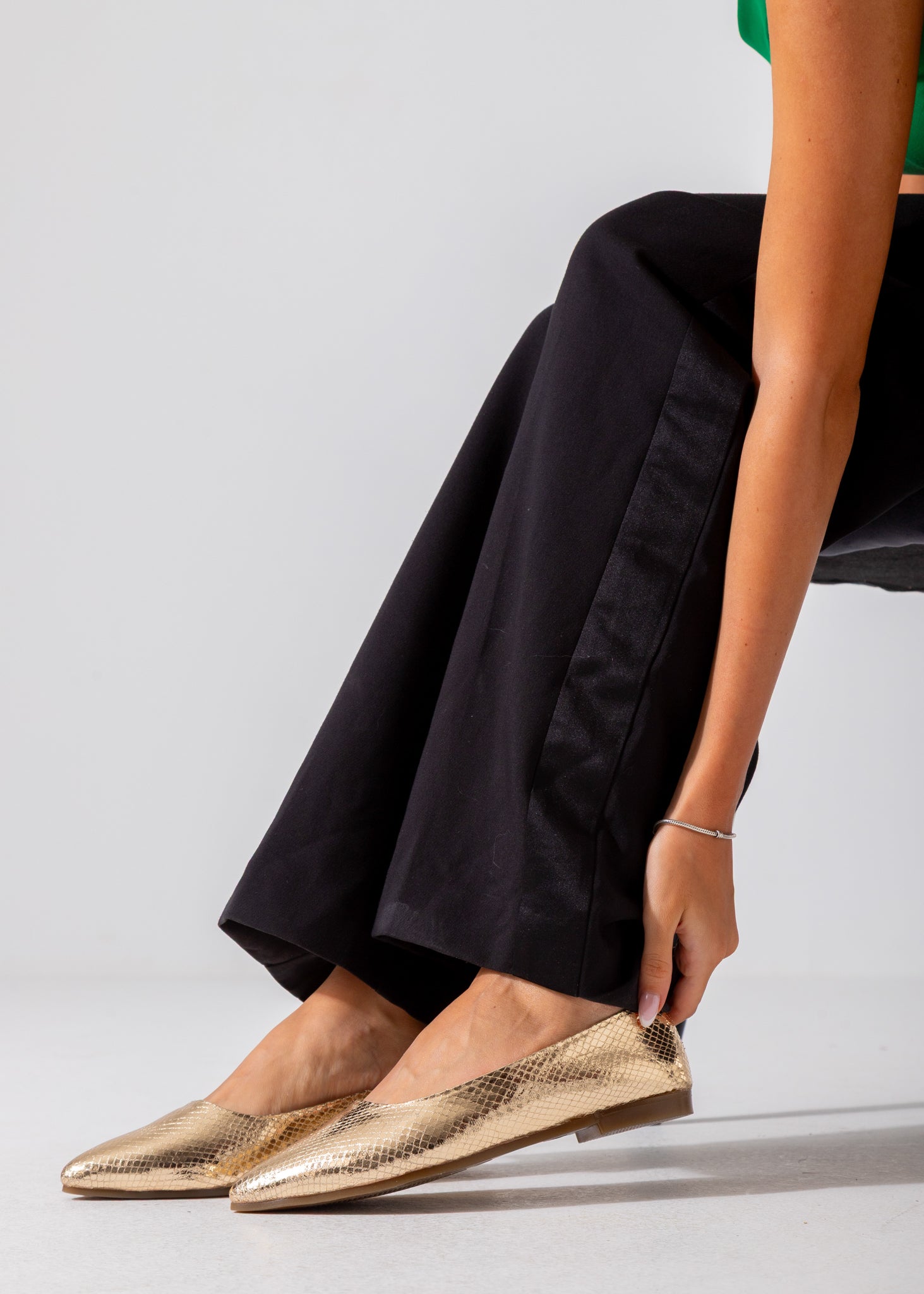 The Cobra Sling Flat-gold