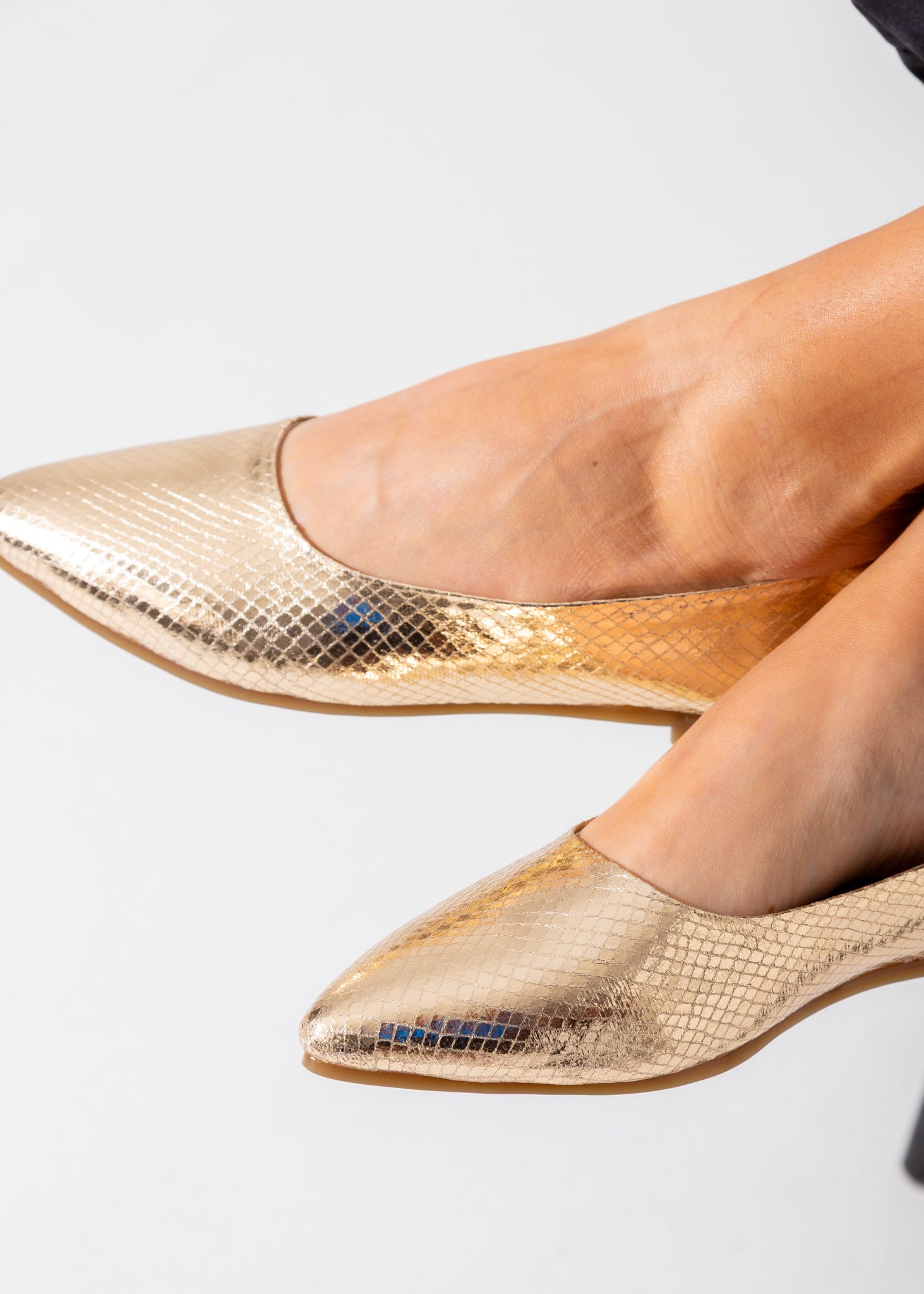 The Cobra Sling Flat-gold
