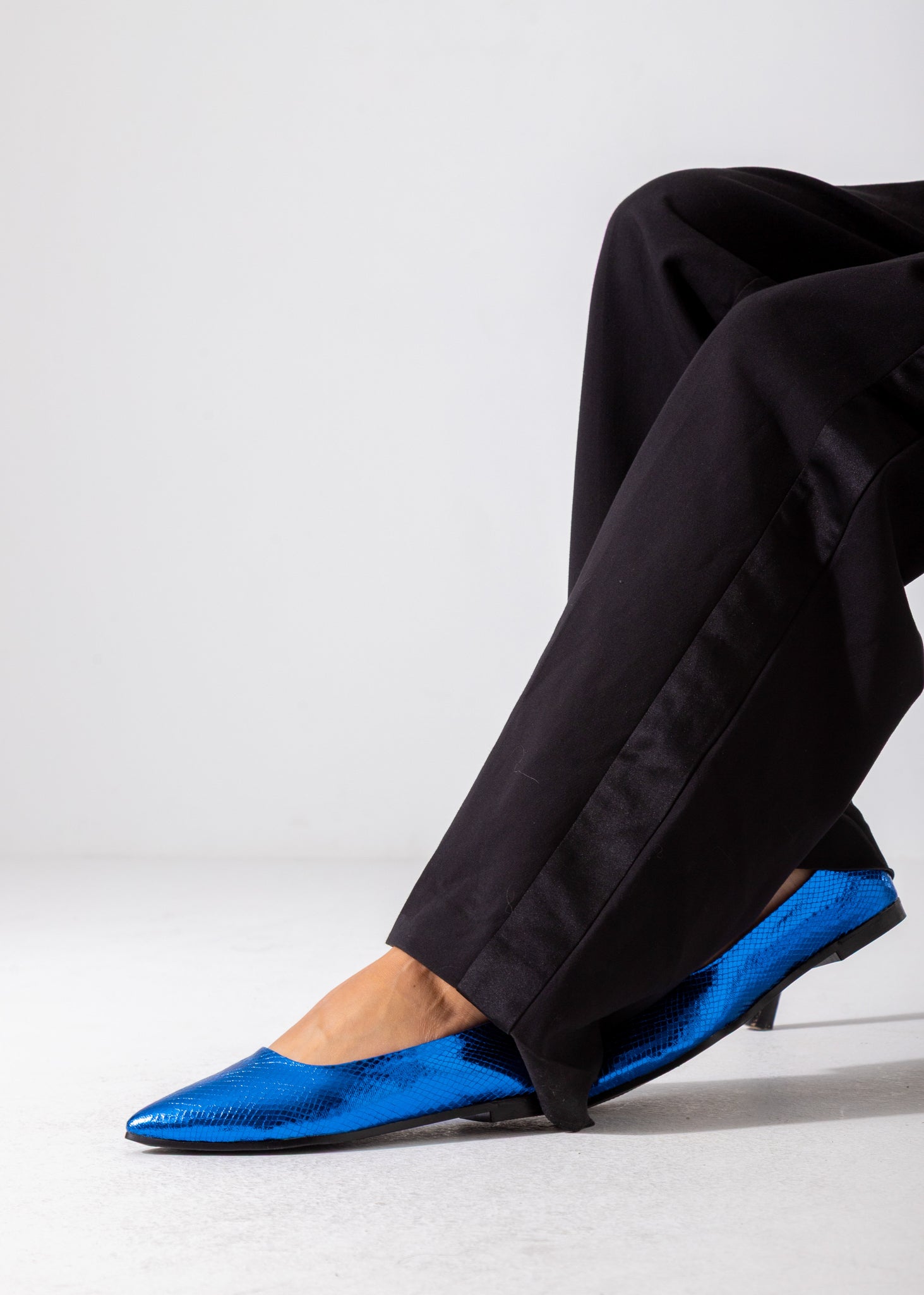 The Cobra Sling Flat- blue